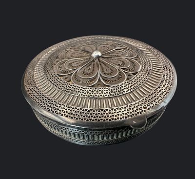 קופסה עגולה עות׳מאנית בעבודת פיליגרן כסף, עם מכסה מעוטר בפרח תחרה עדין.56גר. קופסה עגולה 