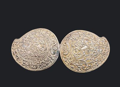 אבזם עות׳מאני מסגסוגת כסף, מעוטר בעיטורים פרחוניים וצמחיים בעבודת יד, מסורת המזרח התיכון. (כסף 