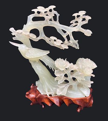 ג׳ייד מגולף בעבודת יד עם עיטור עוף וצמחייה, כולל בסיס עץ.(פגמים וחוסרים). ג׳ייד מגולף בעבודת יד 