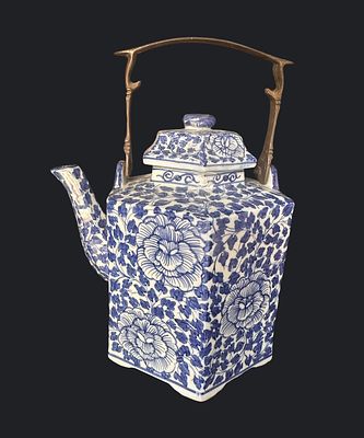 קומקום פורצלן סיני כחול-לבן עם ידית מתכת, כנראה המאה ה־19 (תקופת צ’ינג מאוחרת).פגמים. קומקום 