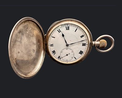 שעון כיס עתיק, כסף, לוח אמייל לבן עם ספרות רומיות ושעון קטן לשניות. נדרש תיקון. ייתכנו פגמים. 