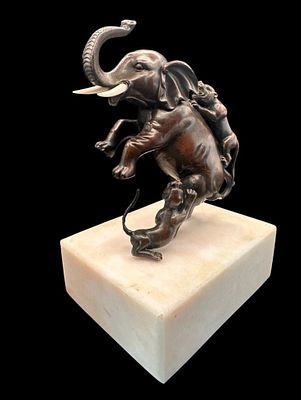 פסל יפני משושלת מייג׳י (המאה ה־19), עשוי ברונזה עם חטים מהחומר המקורי, מתאר פיל מותקף על ידי 