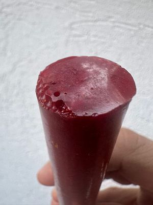 מוט בקליט/קטלין בקוטר 20 מ״מ, משקל 197 גרם. מוט אספנות עשוי בקליט (קטלין) בצבע אדום אחיד, בעל 