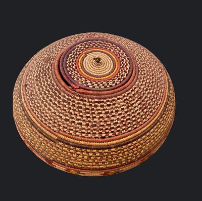 סל קש תימני עתיק גדול מימדים. סל קש תימני עתיק בעבודת יד, קלוע מצמחי דקל וסיבי קש טבעיים בגווני 