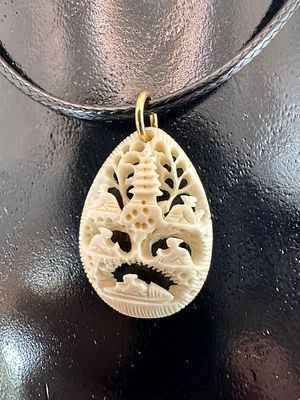 תליון טיפה נוף כפרי מגולף בעבודת יד עשוי חומר אורגני יוקרתי. השרוך להמחשה בלבד, הפריט הנמכר הינו 