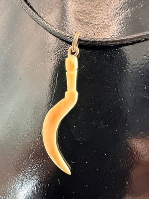 תליון מגל כלי עבודה עשוי חומר אורגני יוקרתי. השרוך להמחשה בלבד, הפריט הנמכר הינו תליון , ניתן 