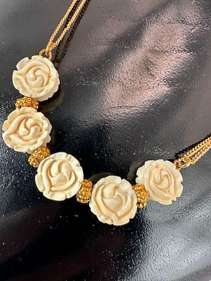 שרשרת פרחים עשוי חומר אורגני יוקרתי וציפוי זהב איכותי חדש ולא נענד מעולם