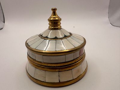 קופסא משולבת חומר אורגני ופליז מוזהב