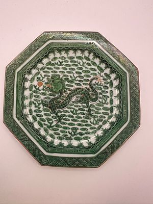 צלחת חרסינה סינית, מהמאה ה־19 בקירוב, צורה אוקטגונלית, מעוטרת בדרקון חמישה טפרים הרודף פנינה על 