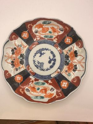 צלחת פורצלן יפנית, סגנון אימארי, מהמאה ה־19 בקירוב. עיטורים ידניים בצבעי כחול קובלט, אדום וזהב 