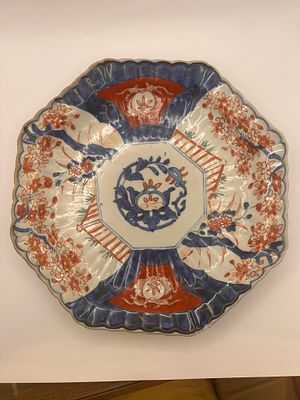 צלחת פורצלן יפנית(מעט פגמים) , סגנון אימארי, מהמאה ה־19 בקירוב. עיטורים ידניים בצבעי כחול קובלט 