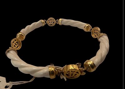 צמיד יוקרתי מחומר אורגני עם חישוקי ציפוי זהב 
צמיד אלגנטי עשוי מחומר אורגני טבעי בעיצוב שזור 