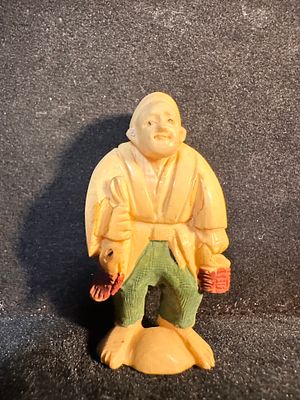 פסלון נצקה מגולף מחומר אורגני יוקרתי צבוע פולי כרום גודל 5 ס״מ בדמות גמד ענק