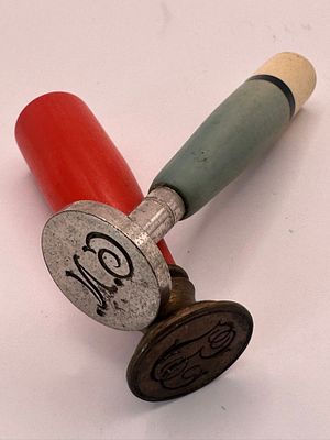 זוג חותמות שעווה אירופיות עתיקות, תחילת המאה ה־20, עם ידיות עץ צבועות בגווני אדום וירוק־בהיר 