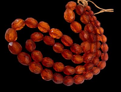 שרשרת ענברשרשרת חרוזי אמבר (Baltic Amber) מלוטשים ומ facet-ים, בצבע דבש־כהה עמוק עם ברק חם 