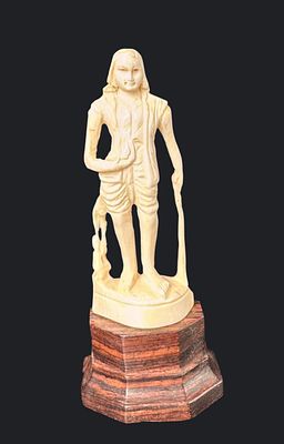 פסלון דמות הינדית מגולף בעבודת יד, על בסיס עץ, הודו, תחילת המאה ה־20. פסלון דקורטיבי מגולף 