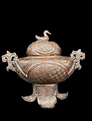 כלי קטורת מברונזה, סין, המאה ה־17, מעוטר בדגמים גיאומטריים, עם ידיות דקורטיביות, בסיס בצורת 