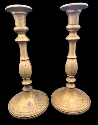 זוג פמוטי שבת יודאיקה עתיקים מפליז, מזרח אירופה, המאה ה־18. זוג פמוטים כבדים במיוחד עשויים פליז 