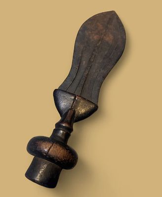 להב טקסי אפריקאי עתיק מעץ מגולף. להב טקסי מסורתי מגולף בעבודת יד מעץ כהה, בעל להב רחב בצורת עלה 