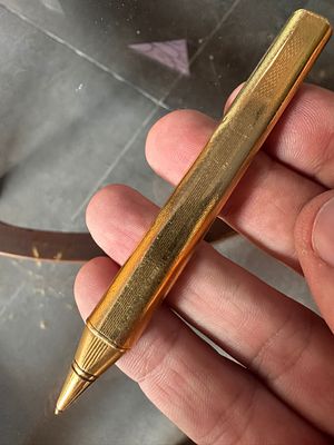 עט קרטייה ללא פקק. עט cartier קרטייה מקורי ללא פקק. סימני שימוש מקוריות נבדקה 
יש להחליף מיכל דיו