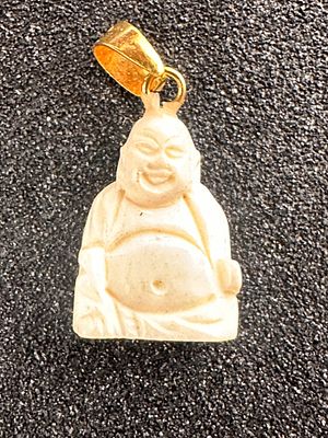 תליון בודהה מגולף חומר אורגני