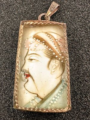 תליון מצויר על חומר אורגני דמות גבר