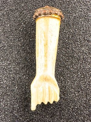 תליון יד מגולף חומר אורגני