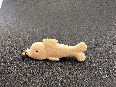 תליון דג מגולף חומר אורגני