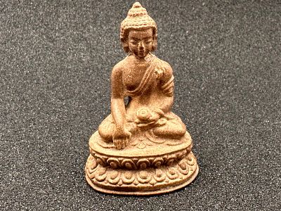 בודהה קטנה יושבת יצוקה עיסת קטורת ריחנית