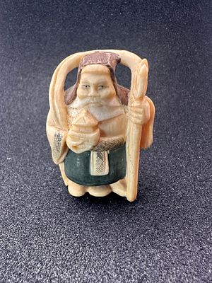 פסלון נטסקה מגולף מחומר אורגני יוקרתי. בעיטורי פוליכרום