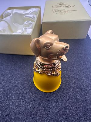 גביע דקורטיבי עם ראש כלב – סגנון סיני, פורצלן ומתכת 
גביע דקורטיבי עשוי פורצלן מזוגג בצבע צהוב 