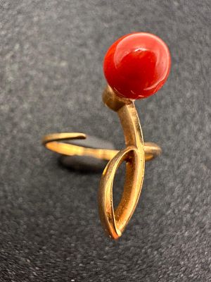 טבעת זהב 18k וקורל אדום טבעי מרשימה בצורת מפתח סול במשקל כולל של 3.5גר