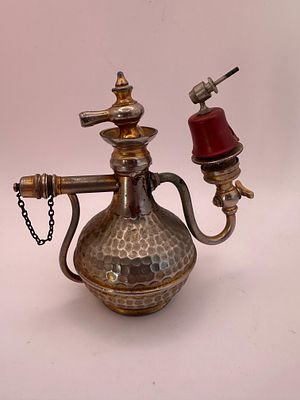 בקבוק מתכת עתיק בושם? מנגנון משאבה