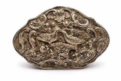 קופסת כסף סינית מעוטרת בעבודת תבליט (Repouss&eacute;), עם דגמים עשירים של דרקונים, עוף החול ומוטיבים 