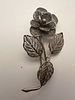 Silver filigree brooch in the form of a flower, featuring finely detailed leaves and stem. Изображение - 3