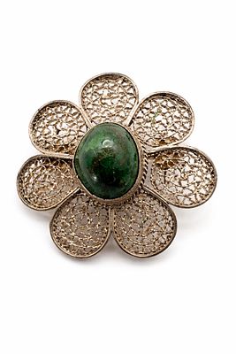 Handcrafted Silver Filigree Floral Brooch with Green Stone, 35 mm diameter. A delicate 