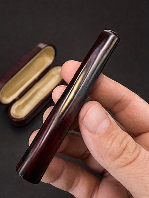פיית סיגר פאטורן בקליט בגוון Cherry Amber – עם פגמים
. פיית סיגר אלגנטית עשויה בקליט בגוון 