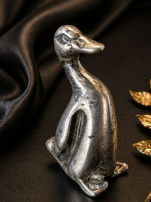 Silver Miniature Duck Figurine, Minimalist Decorative Casting, Vintage Style A delicate 