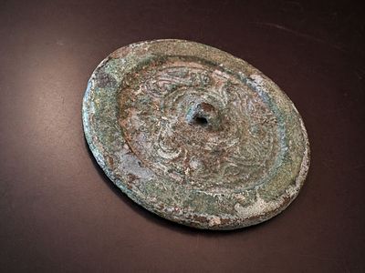 מראת ברונזה סינית עתיקה תבליט דקורטיבי פטינה מקורית. מראת ברונזה סינית עתיקה, בעלת עיטורי תבליט 