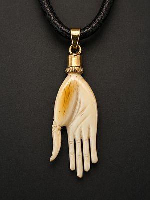 Carved Hamsa Pendant from Fine Organic Material תליון חמסה אלגנטי ומרשים, מגולף בעבודת יד מחומר 