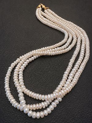 שרשרת פנינים רב-שורתית Multi-Strand Pearl Necklace שרשרת פנינים רב-שורתית, עשויה מחמש שורות של 