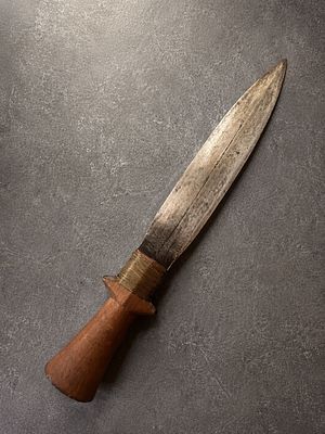 Traditional Congolese Sword with Engraved Blade חרב קונגו מסורתית בעלת להב פלדה רחב ומחודד, עם 