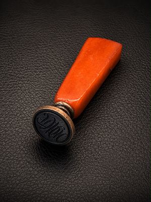 Orange Bakelite Wax Seal Stamp with Monogram חותם שעווה בעל ידית מבקליט בגוון כתום, בעל עיצוב 