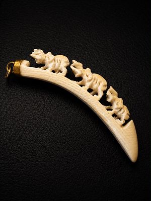 Carved Elephant Pendant in Premium Organic Material תליון וינטג’ מגולף בעבודת יד מחומר אורגני 