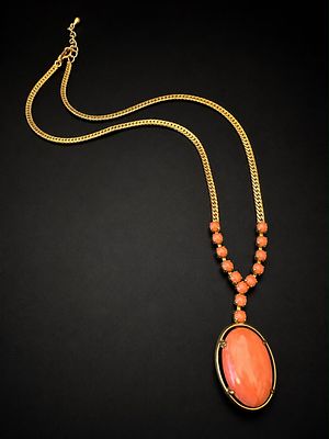 Gold-Tone Necklace Set with Natural Polished Pink Coral שרשרת וינטג’ אלגנטית בגימור זהוב 