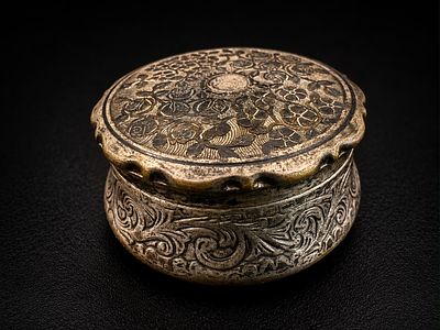 Antique Round Niello Decorated Metal Trinket Box קופסת מתכת עגולה מעוטרת בעבודת ניילו (Niello) 
