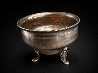 Soviet Silver 875 Salt Cellar מלחייה סובייטית עתיקה עשויה כסף בדרגת טוהר 875, ניצבת על שלוש 