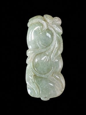 Chinese Carved Jade Pendant Depicting a Gourd and Vine תליון סיני מגולף ביד מאבן ירקן בגוון 