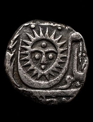 רופי כסף ממדינת אינדור (Malharnagar / Indore), דגם “פני השמש” Silver Rupee of the Princely 
