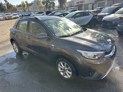 קיה סטוניק מודל 2020. 52,370 ק"מ, יד נוכחית: שנייה, בעלות נוכחית: החכר. תיבת הילוכים: אוטומטי 